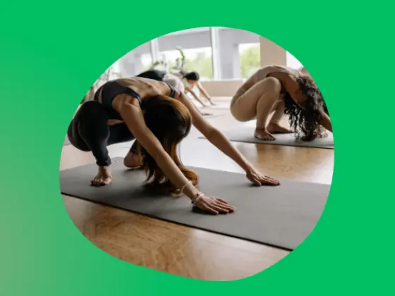 Vinyasa Empoderado: Flujo de Yoga Intermedio